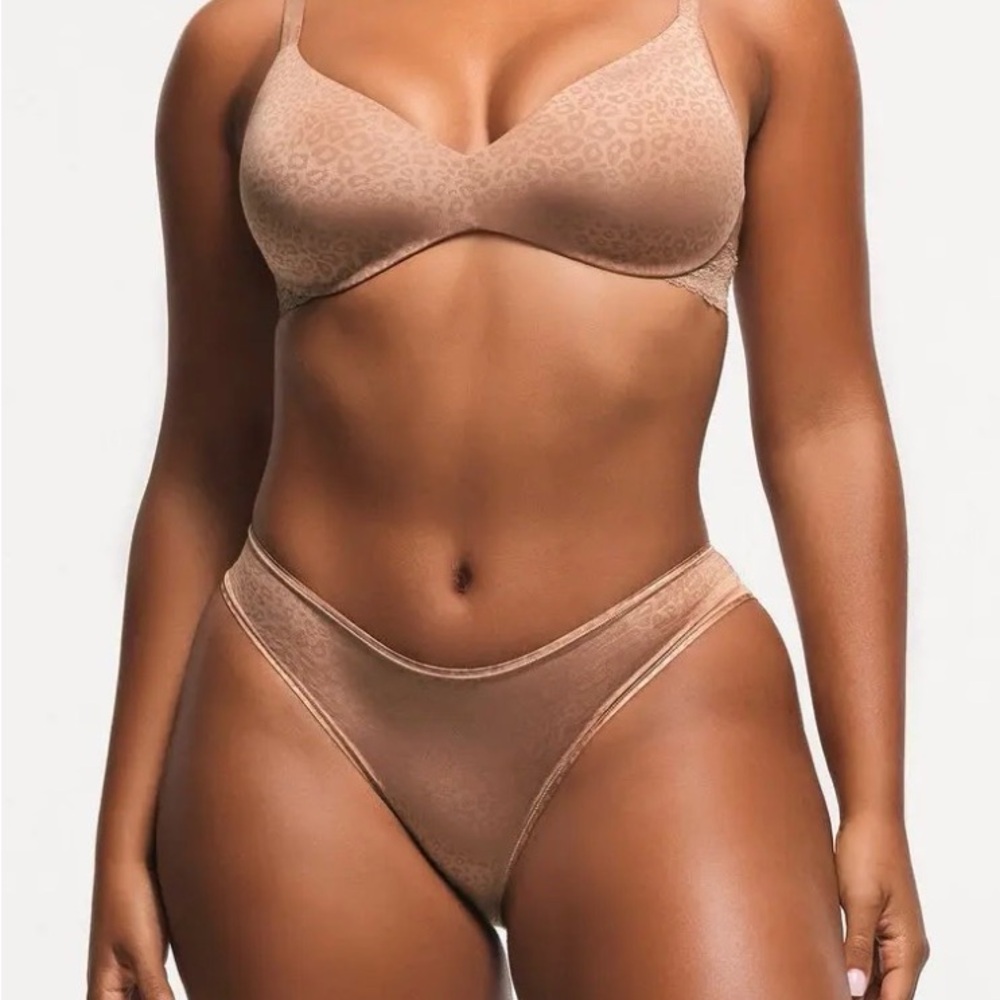 SKIMS Wireless Form Jacquard Push-Up Plunge Bra – Sienna Micro Leopard 32C (NWT)